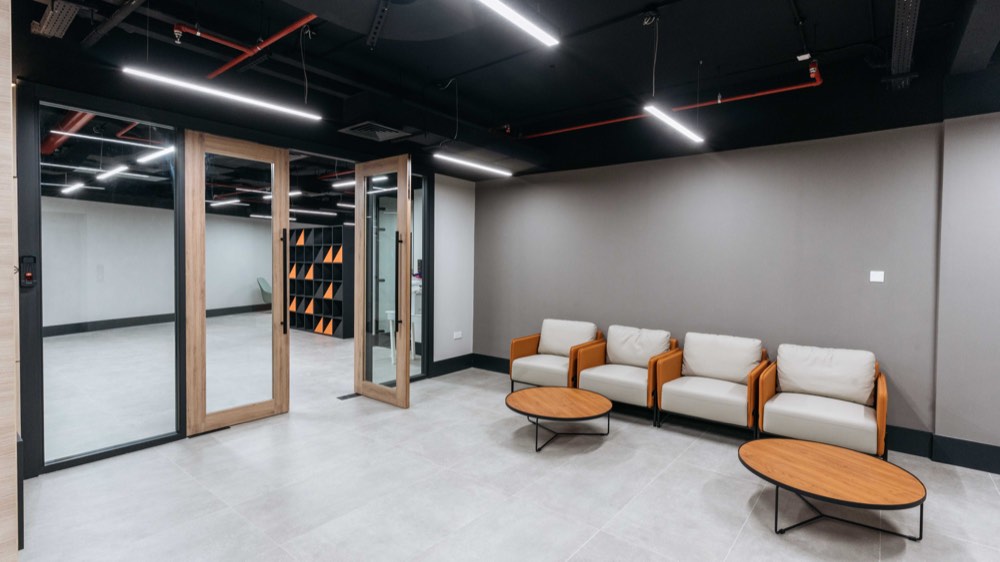 Waiting lounge and timber-framed meeting pods